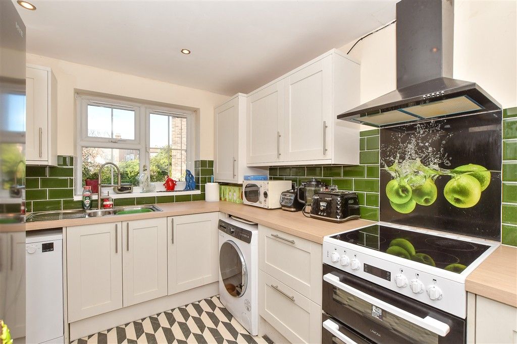 Property photo 3 of 10 Kitchen