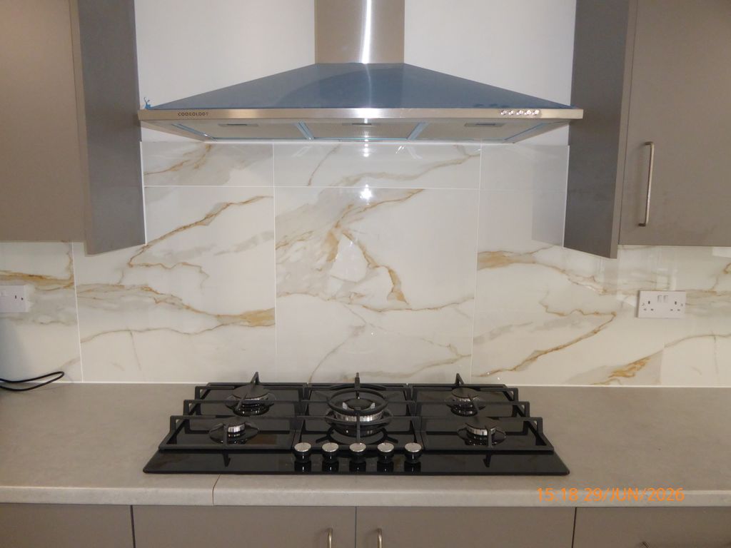 Property photo 3 of 8 Gas Hob &amp; Extractor