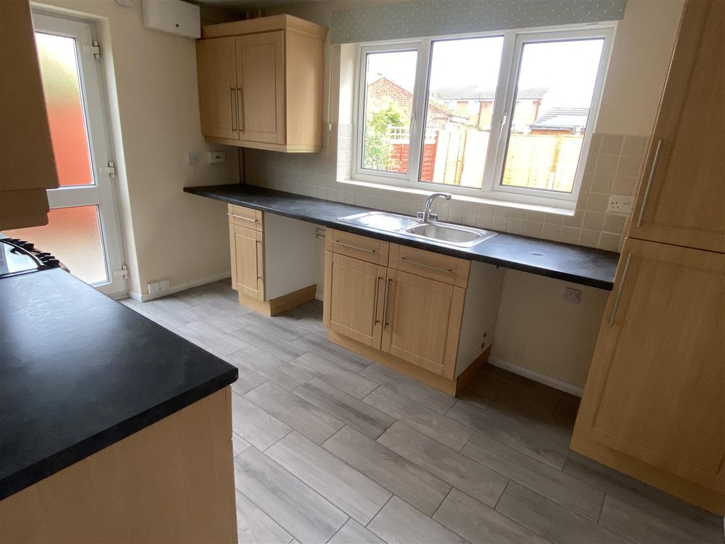 Property photo 2 of 10 Kitchen