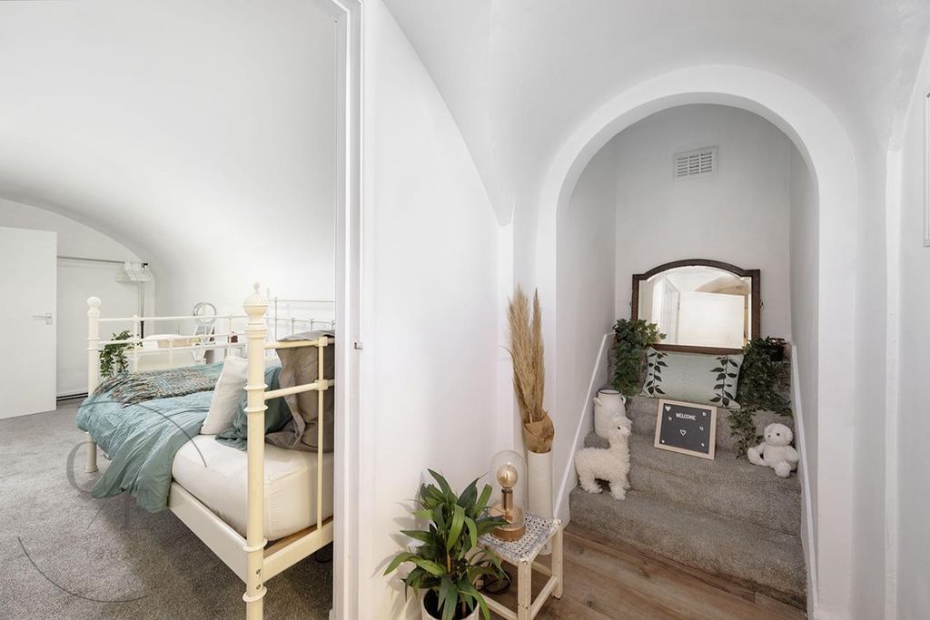 Property photo 3 of 21 W09.Jpg