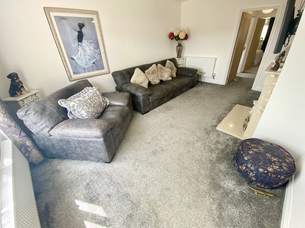 Property photo 2 of 19 Lounge