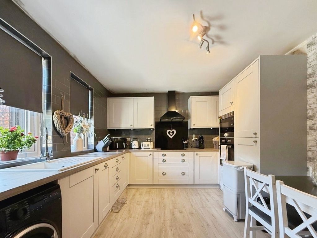 Property photo 3 of 14 Pbox-Kitchen-323607.Jpg