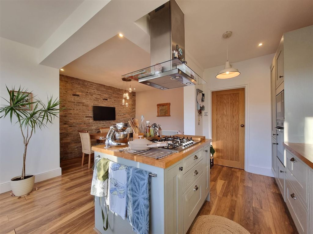 Property photo 1 of 33