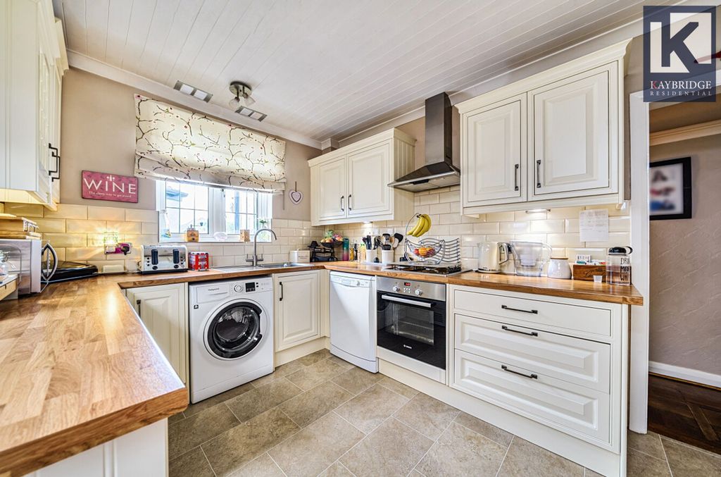 Property photo 3 of 19 Tealing Drive, Epsom