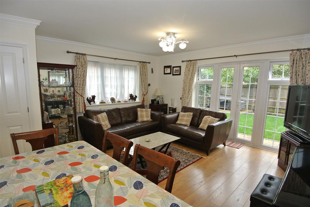 Property photo 2 of 18 Lounge 4.Jpg
