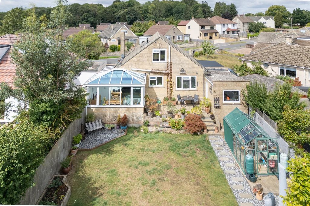 Property photo 2 of 37 4 Ridings Mead-6.Jpg