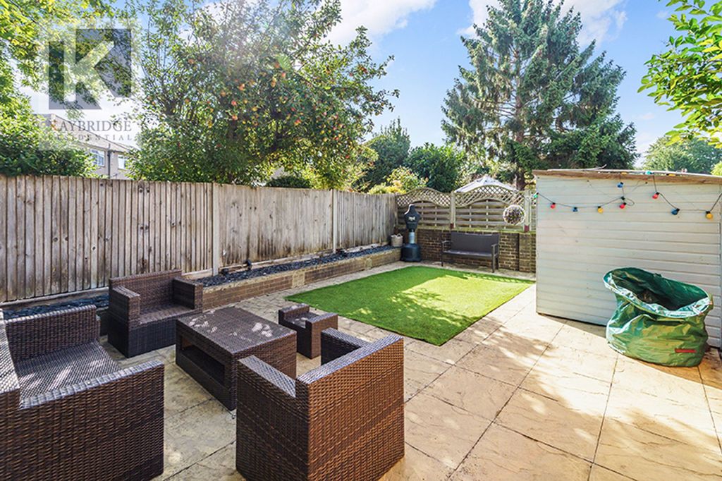 Property photo 2 of 11 Kingston Road, Epsom