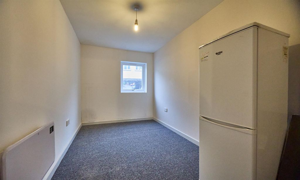 Property photo 3 of 7 High Street Es 2.Jpg