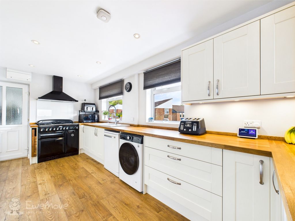 Property photo 3 of 19 Kitchen