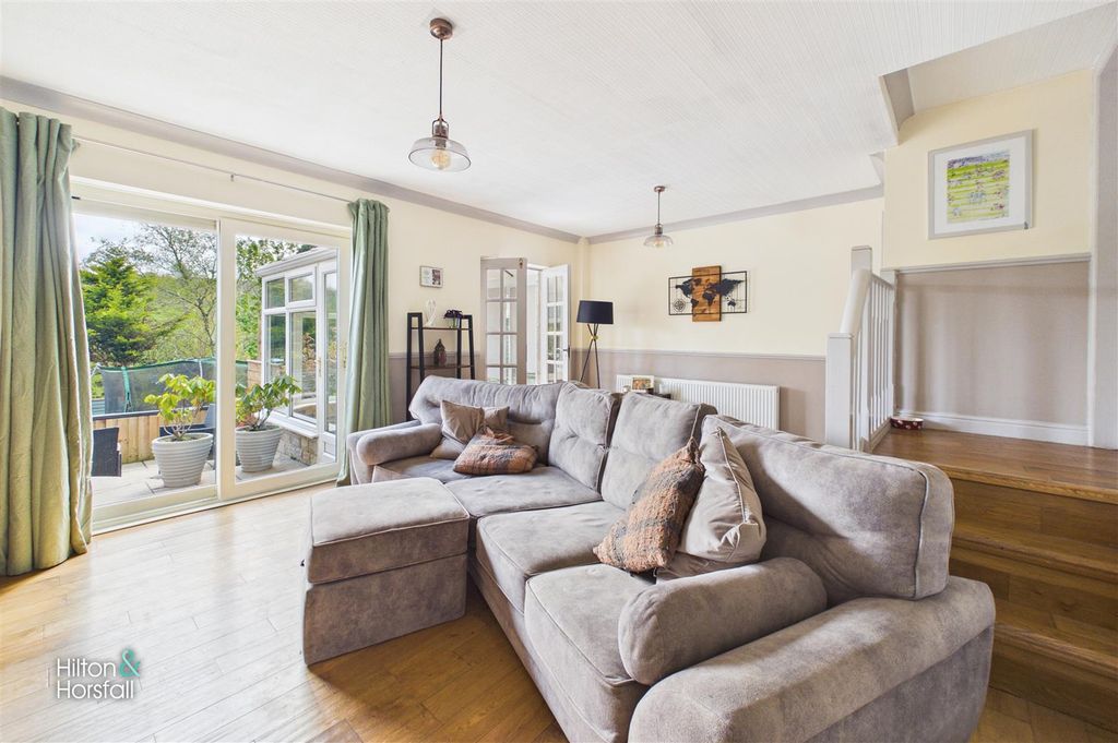 Property photo 3 of 16 Barnfield Close