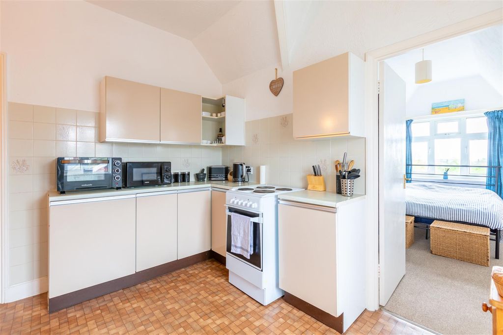 Property photo 3 of 7 Kitchen