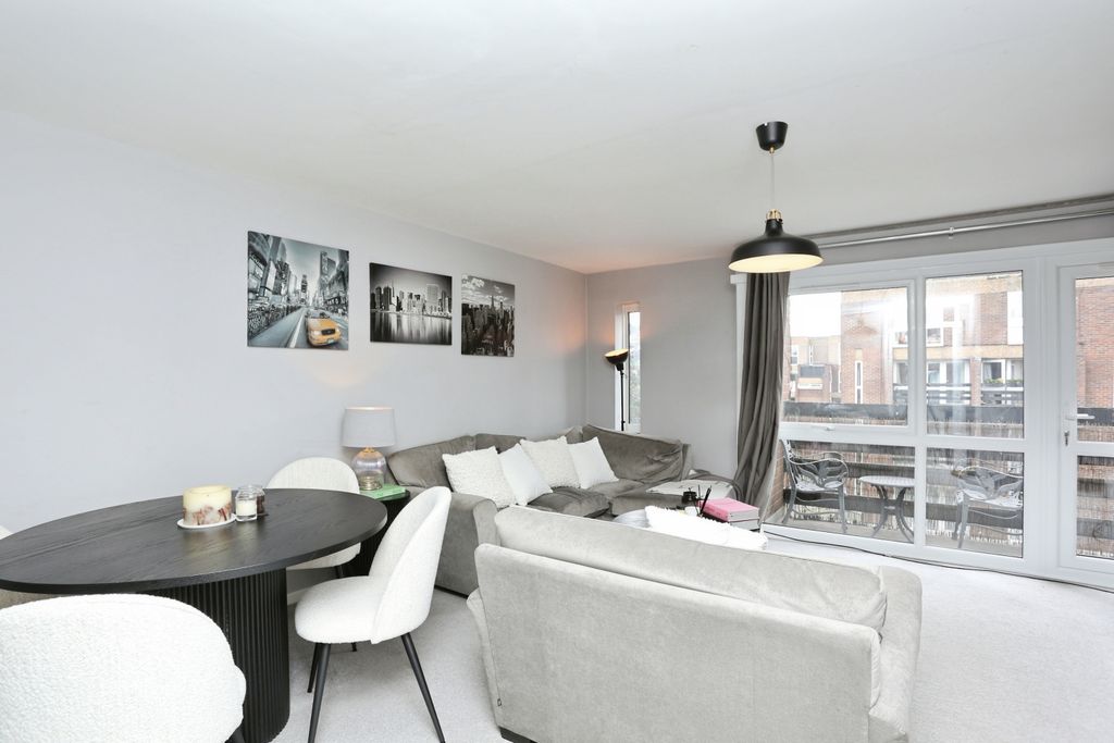 Property photo 1 of 19 Lounge