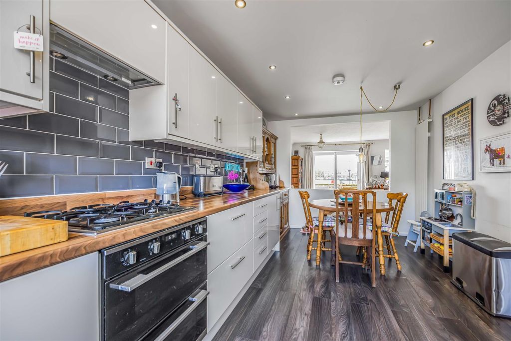 Property photo 2 of 15 5 Collier Close, Southampton-Small-Porticomarketin