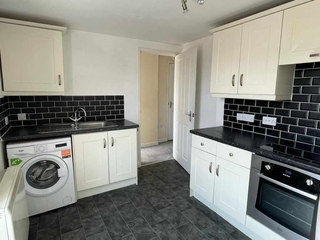 Property photo 2 of 12 Kitchen
