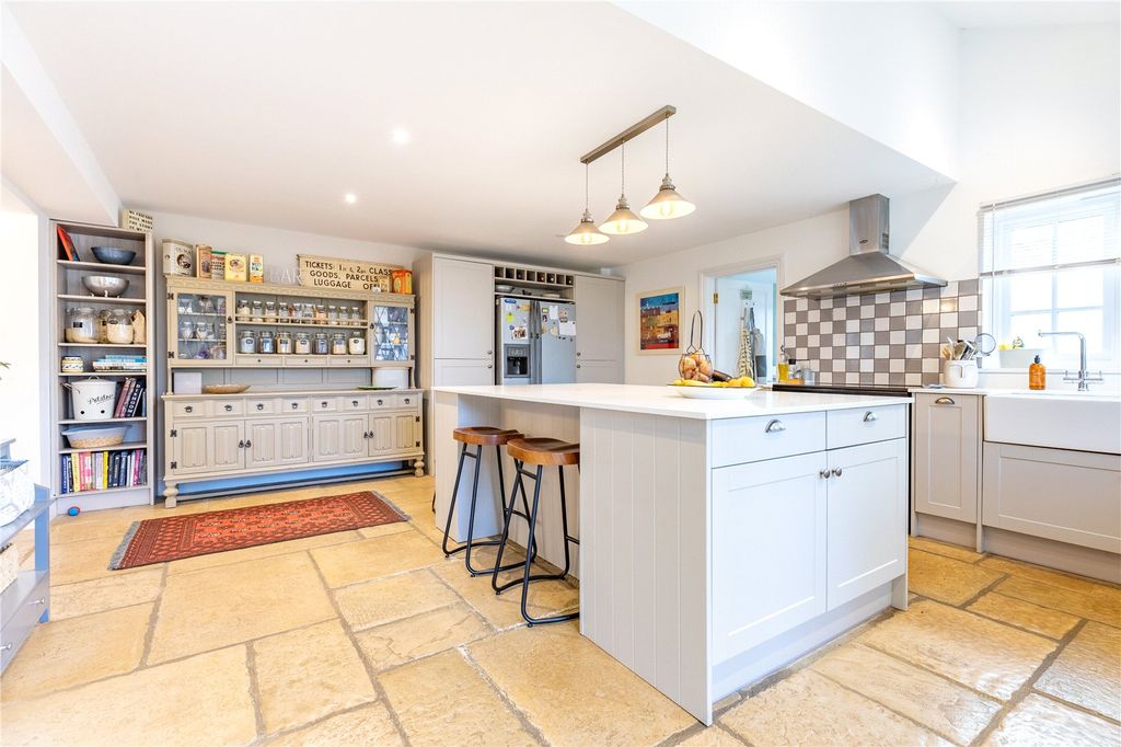 Property photo 2 of 16 Picture No. 11