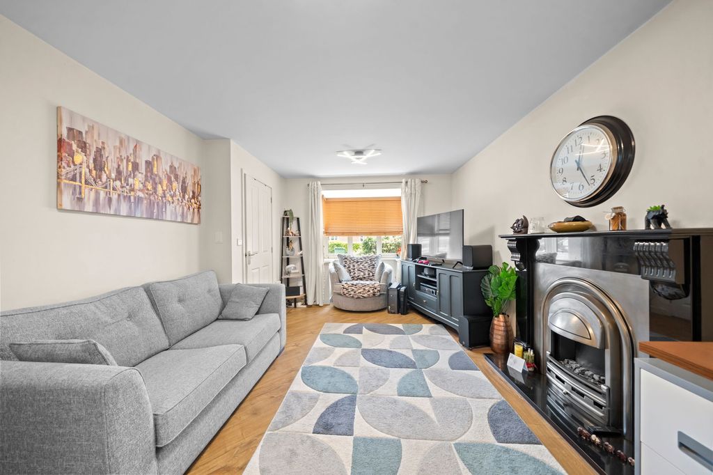 Property photo 2 of 28