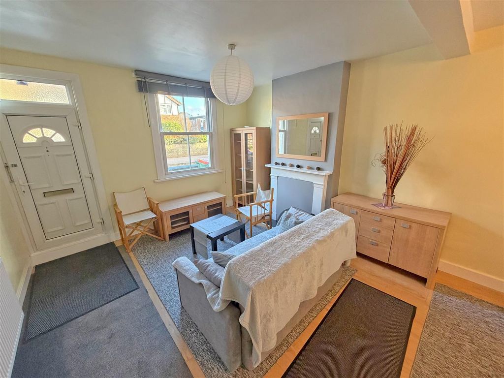 Property photo 2 of 9 Through Lounge