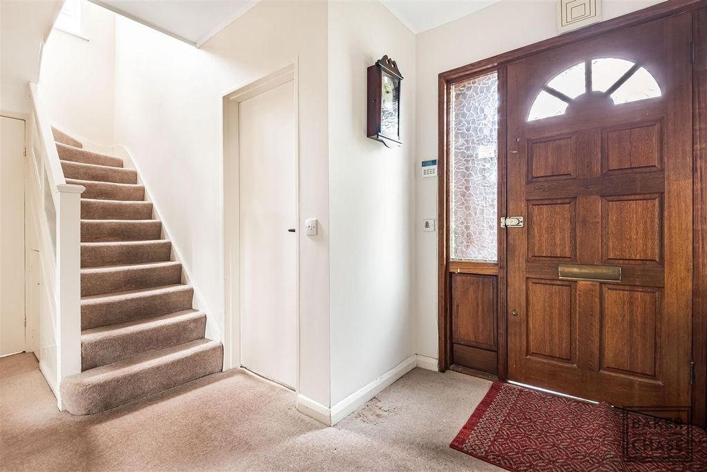 Property photo 3 of 40 Entrance Hall