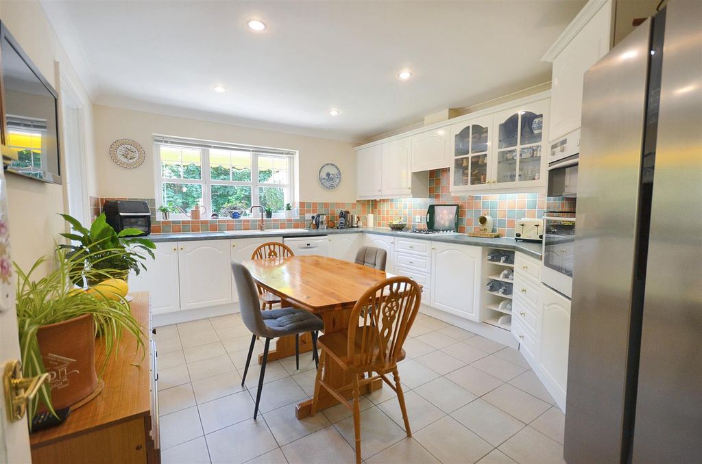 Property photo 3 of 11 Kitchen