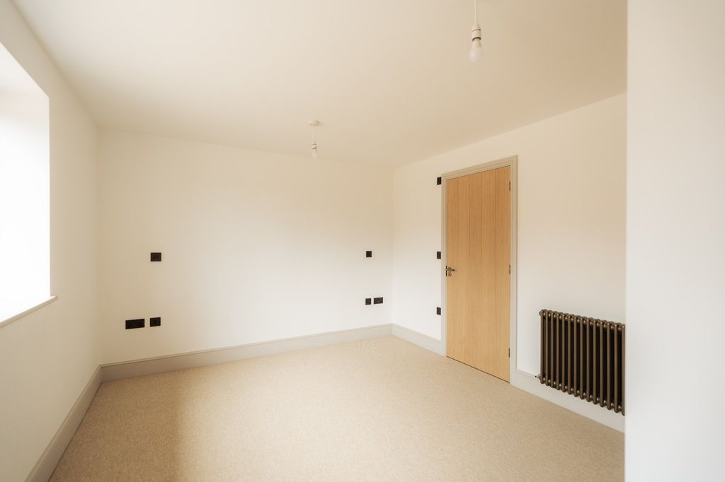 Property photo 2 of 9 Show Home