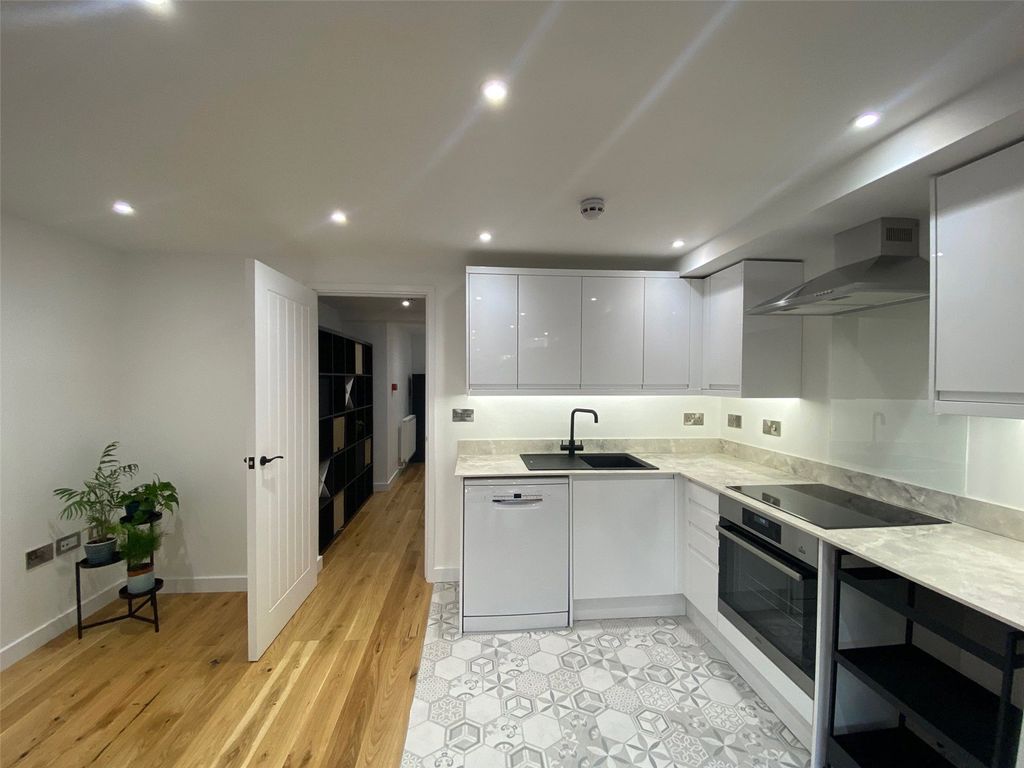 Property photo 3 of 19 Picture No. 02