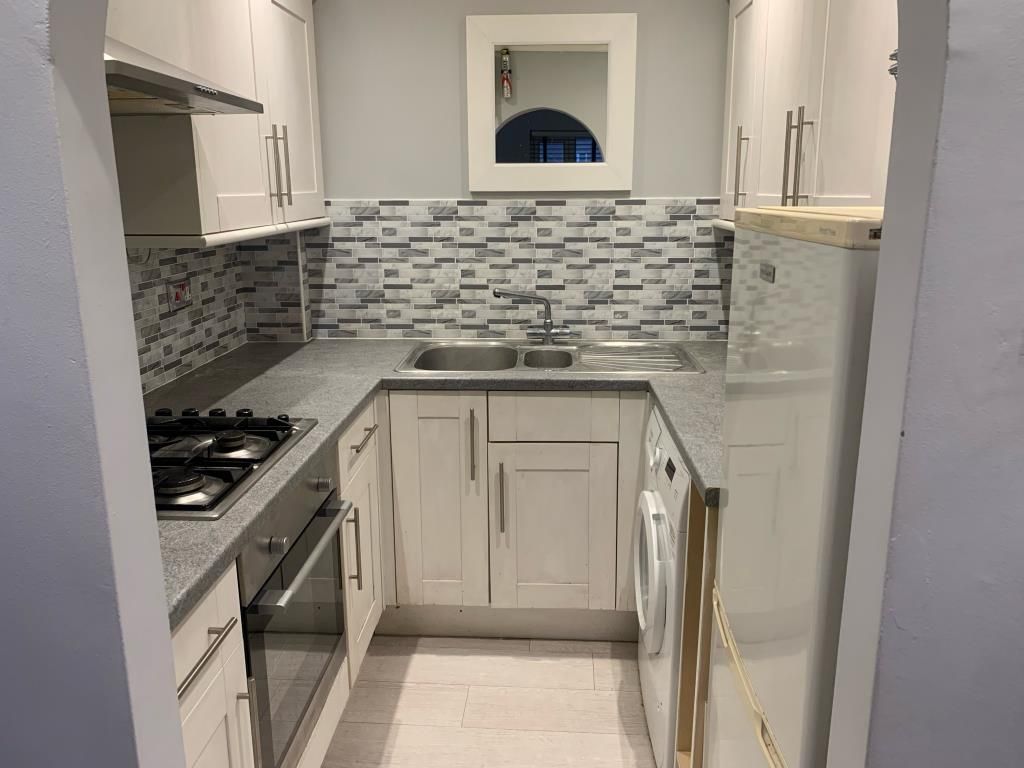 Property photo 3 of 10 Kitchen
