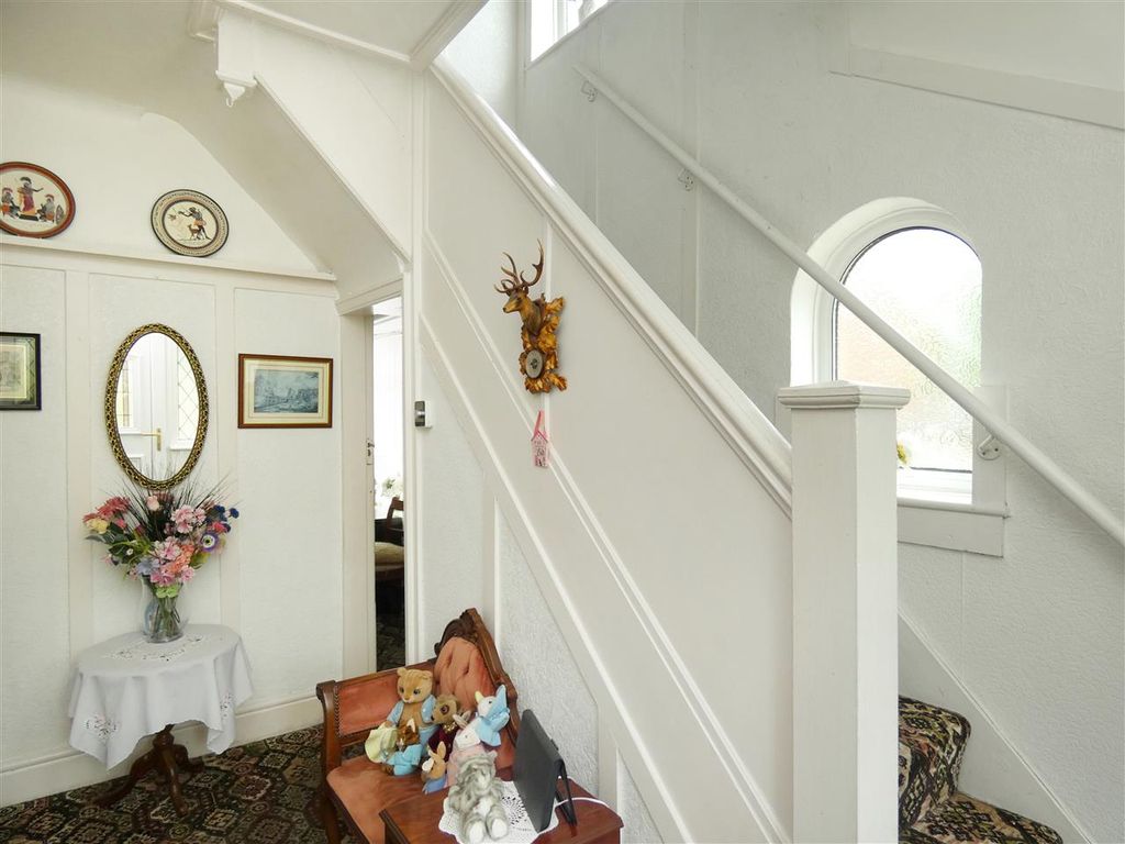 Property photo 2 of 19 Entrance Hall