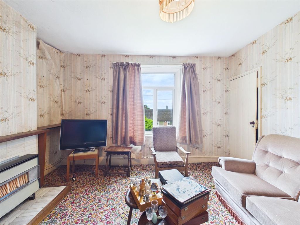Property photo 2 of 16 Detached Cottage For Auction, Kingswood (14).Jpg