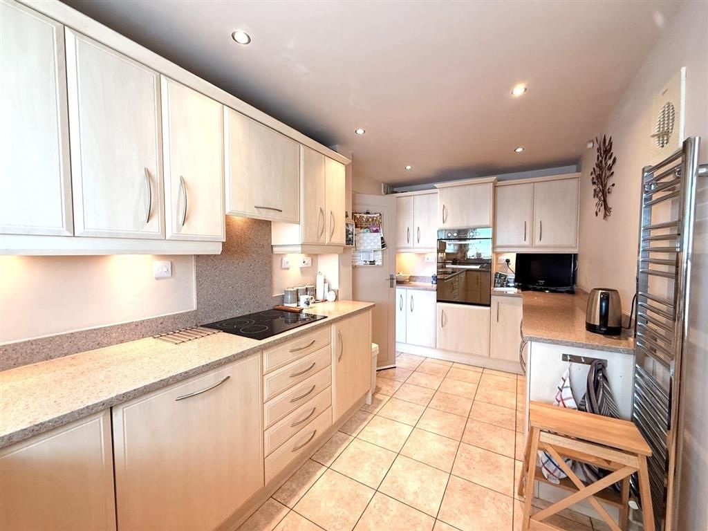 Property photo 2 of 18 Kitchen