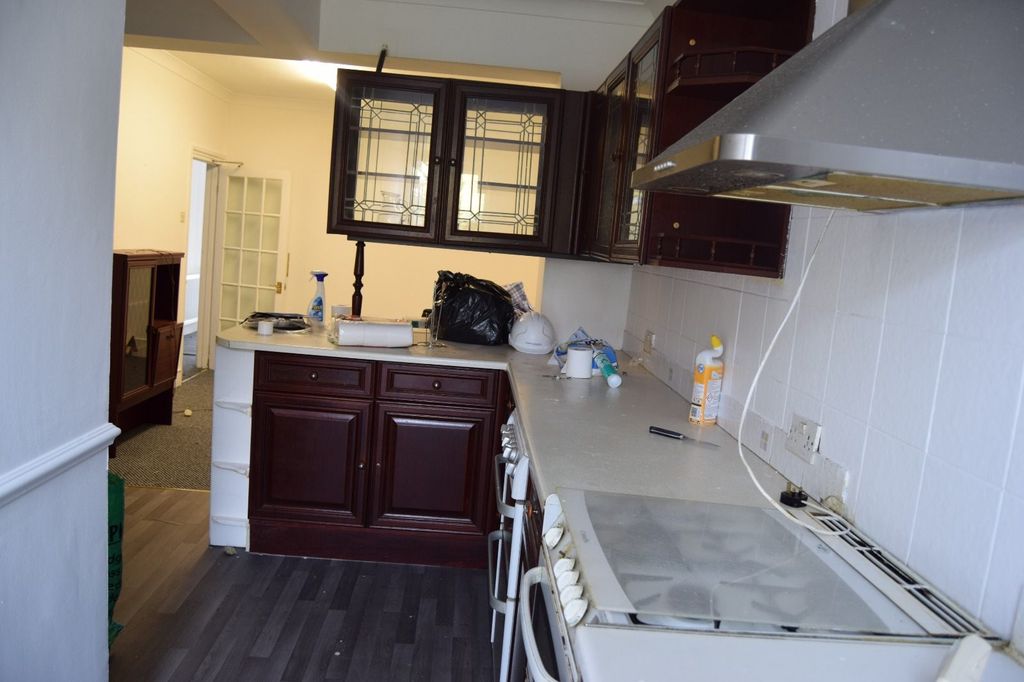 Property photo 1 of 11 Three Bedrooms House For Working Couples - Ilford