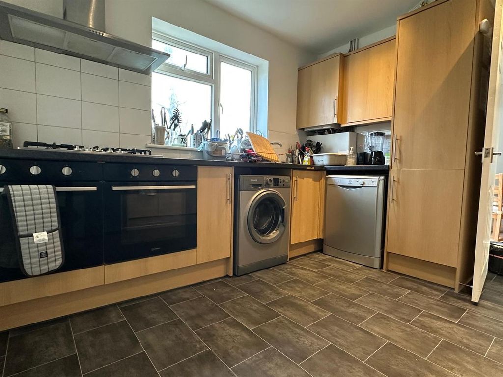 Property photo 3 of 6 Kitchen 1