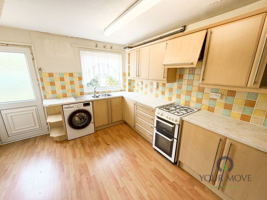 Property photo 3 of 10 Kitchen