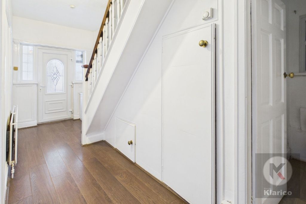 Property photo 3 of 18 Hall