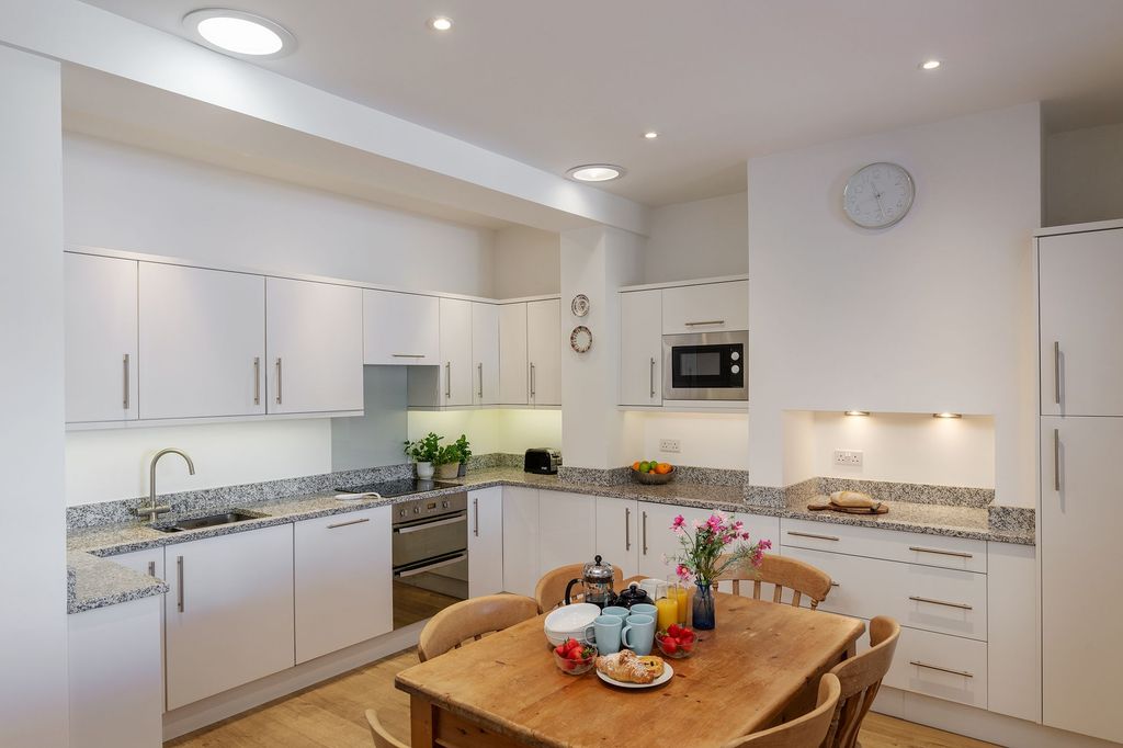Property photo 3 of 12 Kitchen - Rose Cottage, 3 Spittis Park, Kingswear
