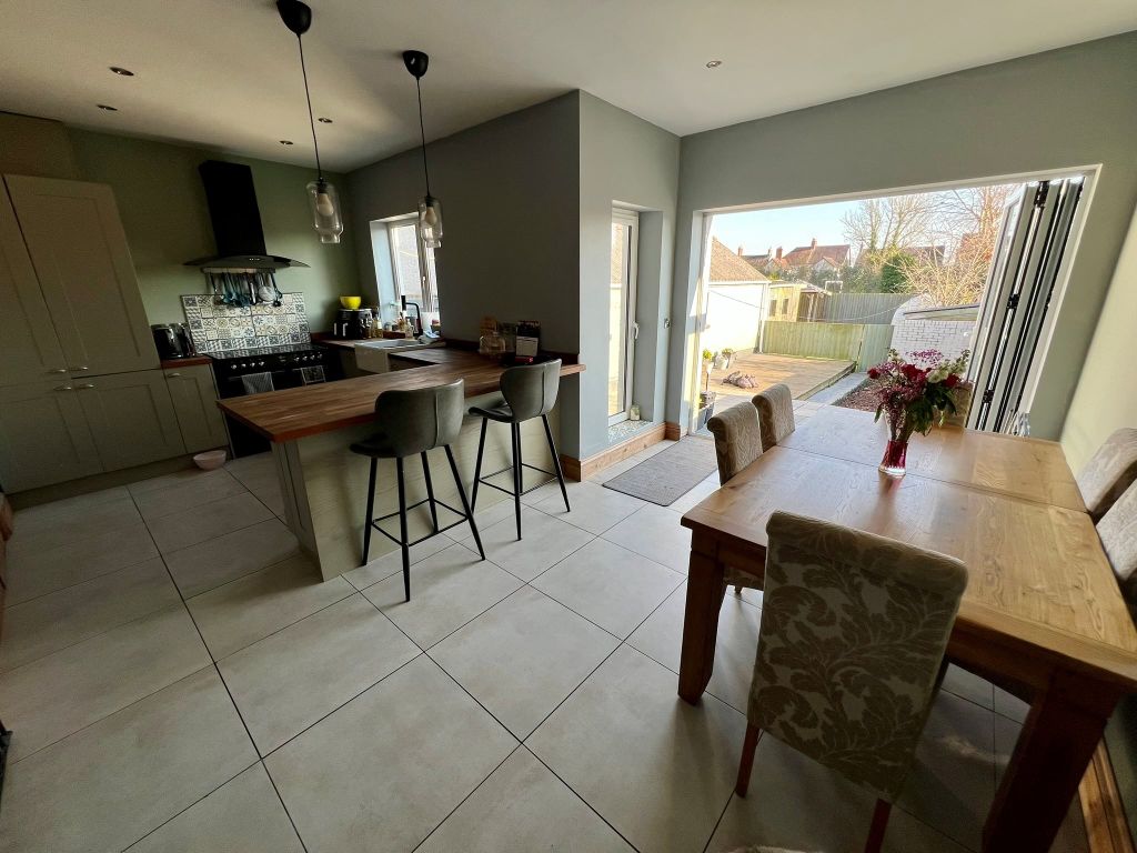 Property photo 2 of 19 Kitchen Aspect 3