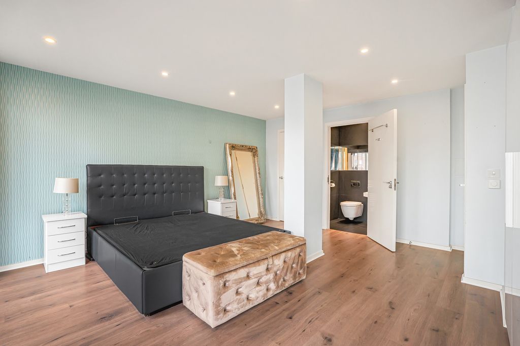 Property photo 3 of 35 Bedroom