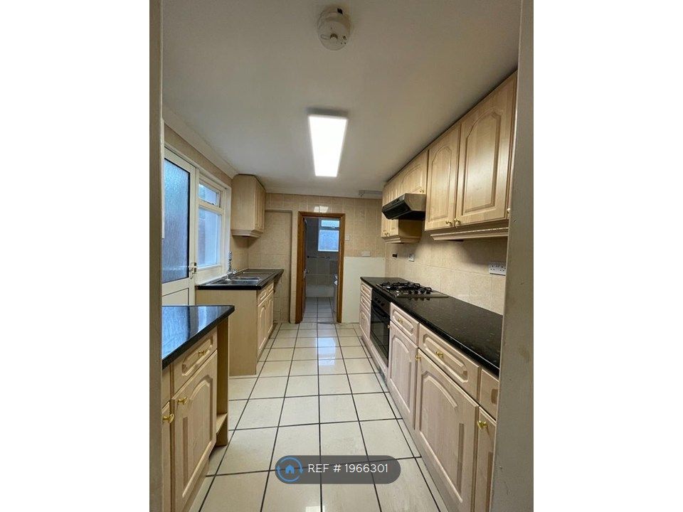 Property photo 2 of 10 Kitchen