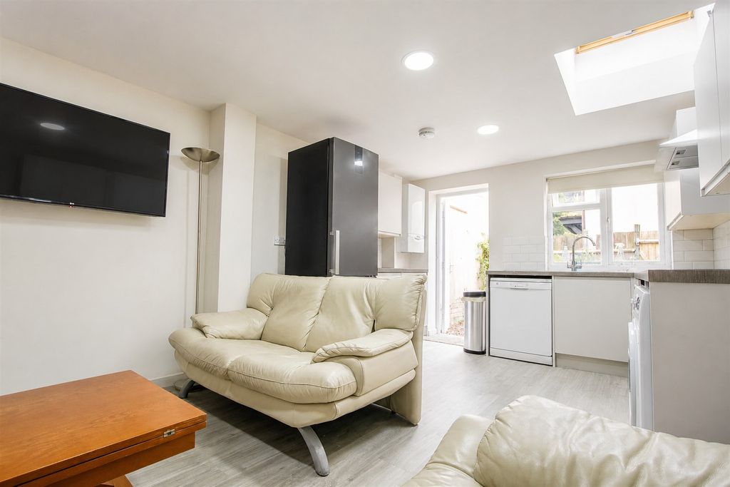 Property photo 3 of 10 Approach