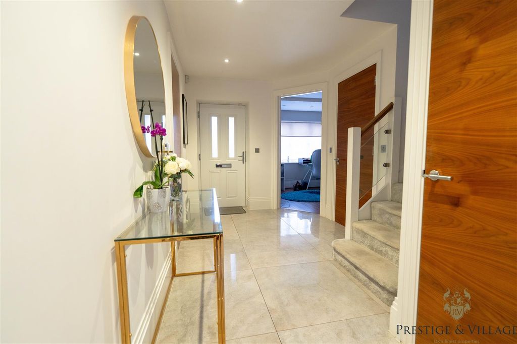 Property photo 3 of 39 Entrance Hall