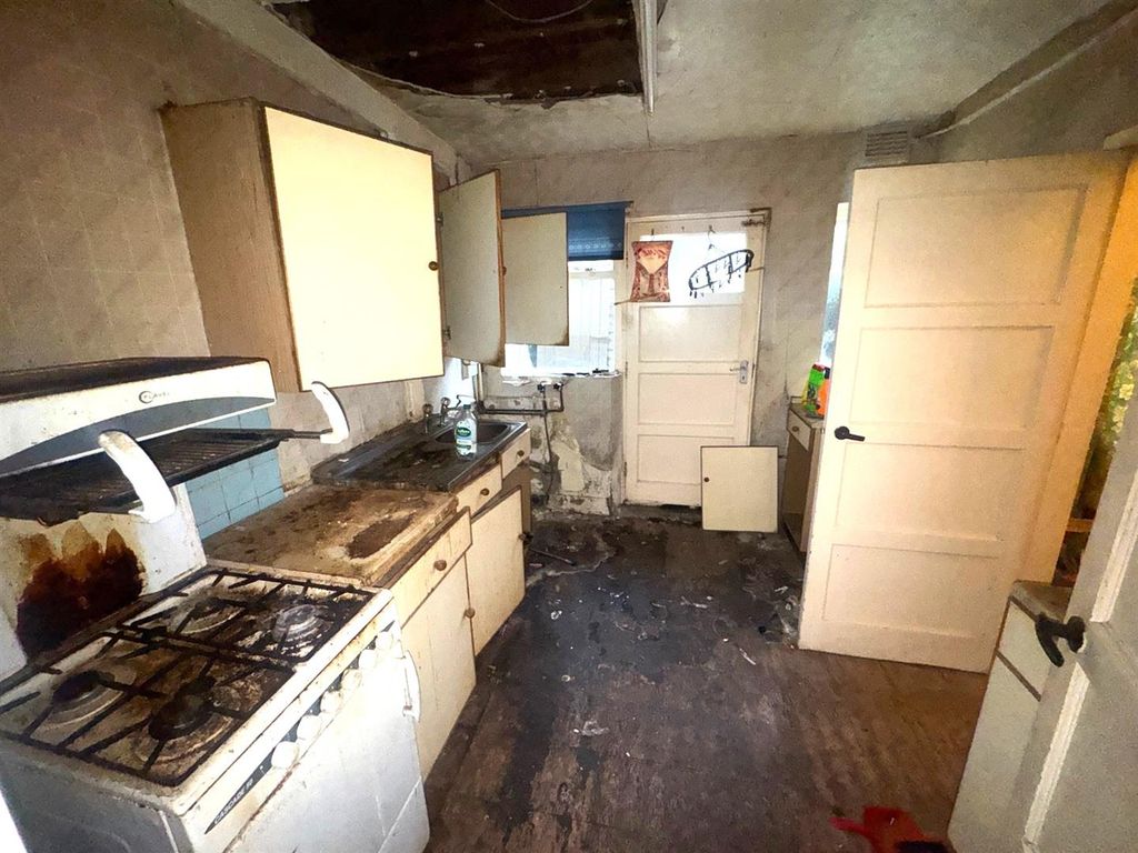 Property photo 3 of 8 Kitchen.Jpg