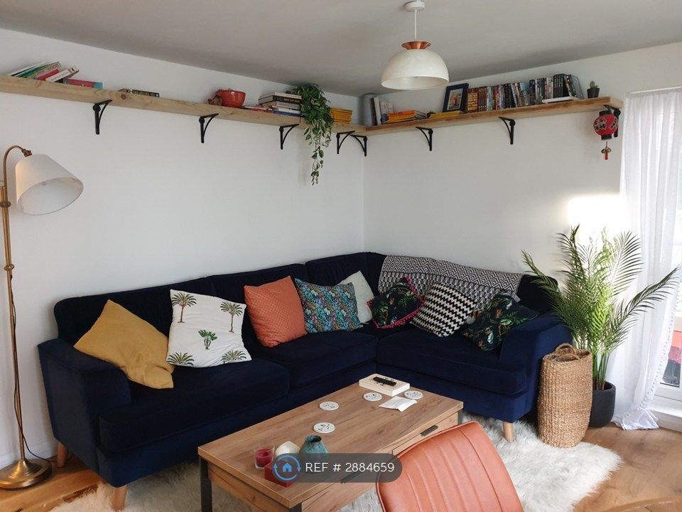 Property photo 3 of 18 Lounge