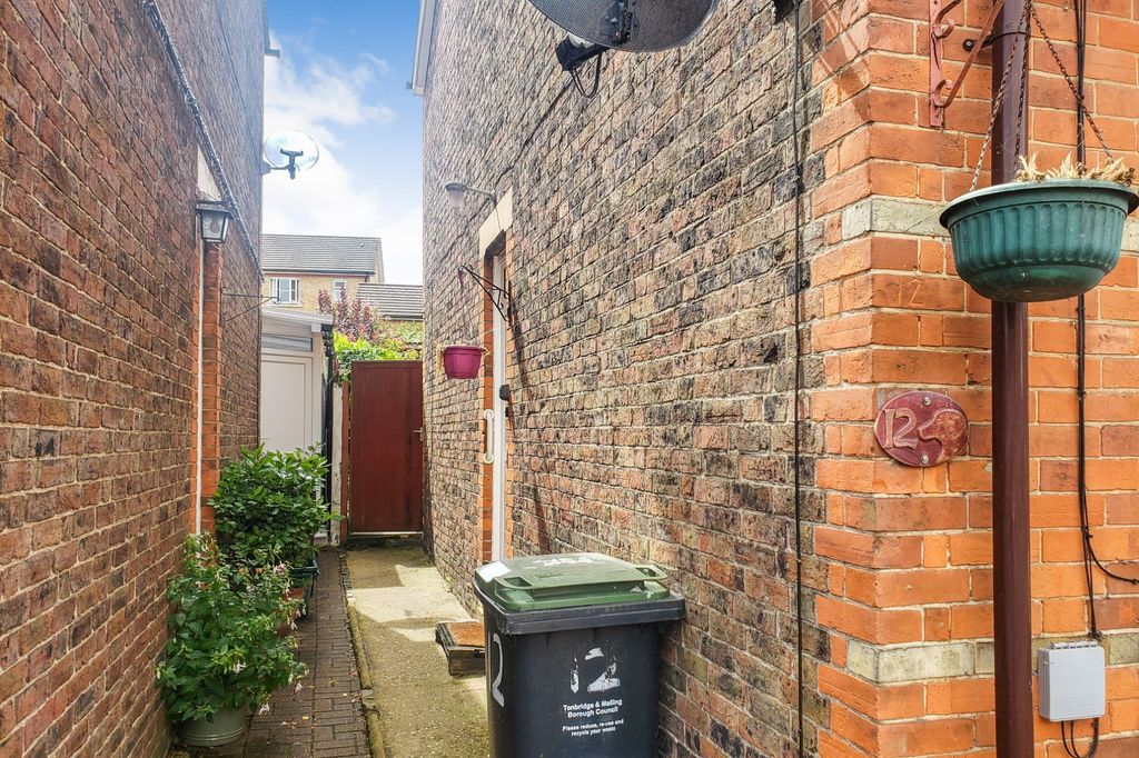 Property photo 1 of 20 12 Hectorage Road, Tonbridge, Kent Tn9 2Dp