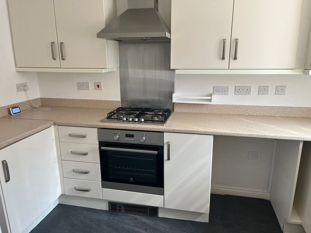 Property photo 3 of 11 Kitchen