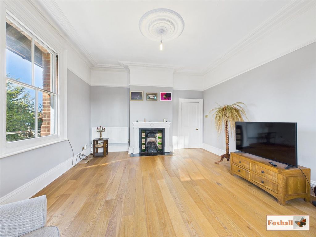 Property photo 3 of 16 Lounge