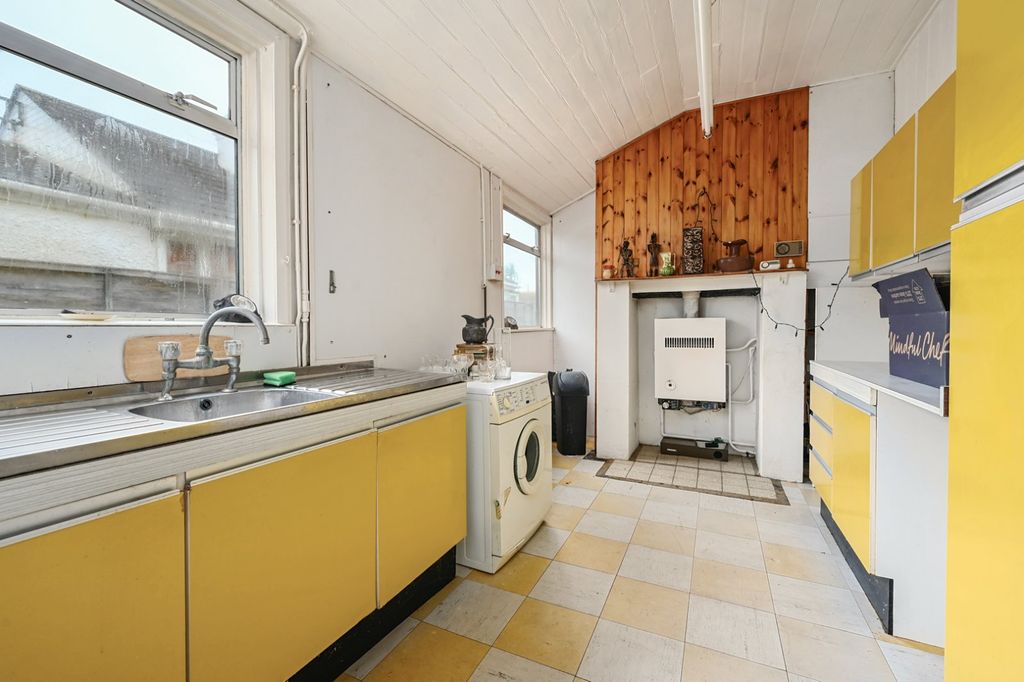 Property photo 2 of 14 Picture No. 15