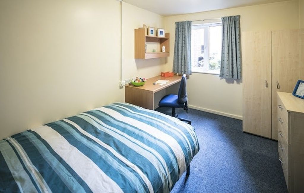Property photo 3 of 5 A Bright And Tidy Double Bedroom With Ample Desk S...