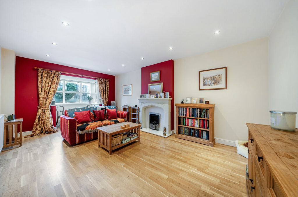 Property photo 2 of 10 1386195-8-693013A...