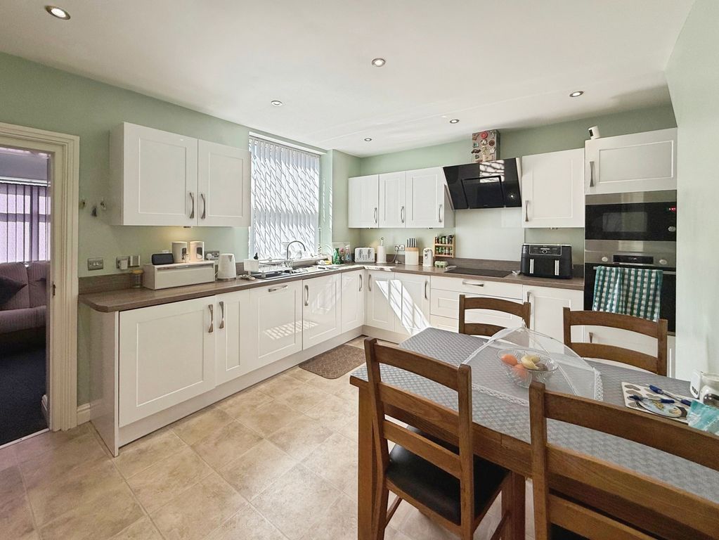 Property photo 3 of 10 Kitchen