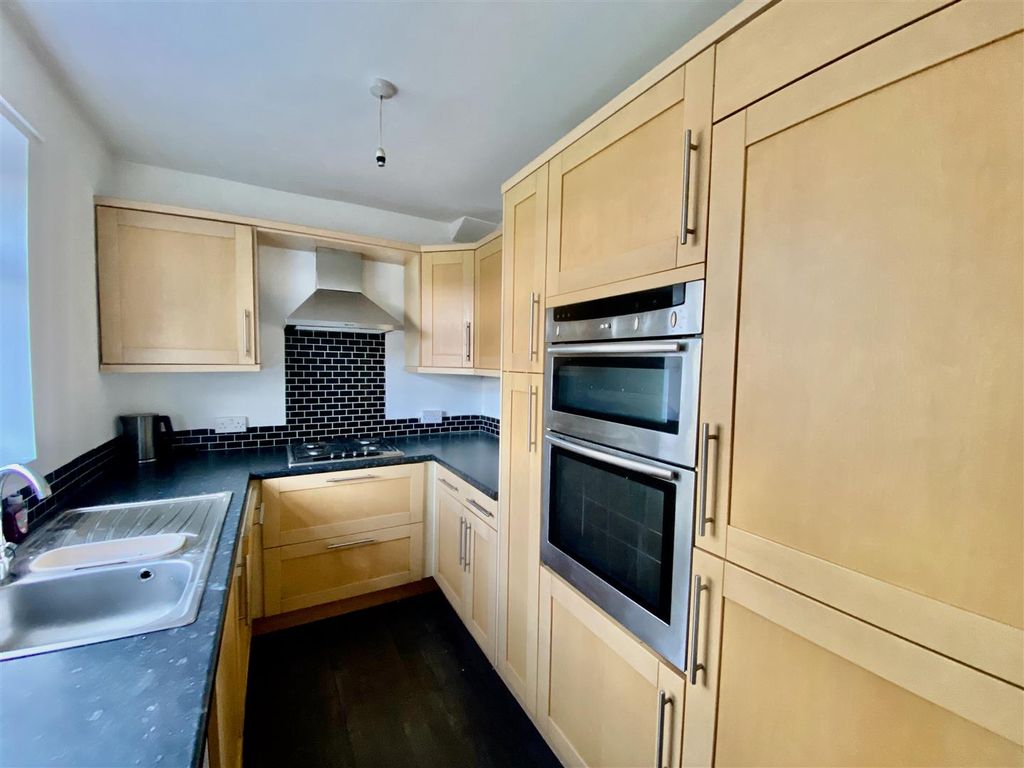 Property photo 2 of 10 Kitchen