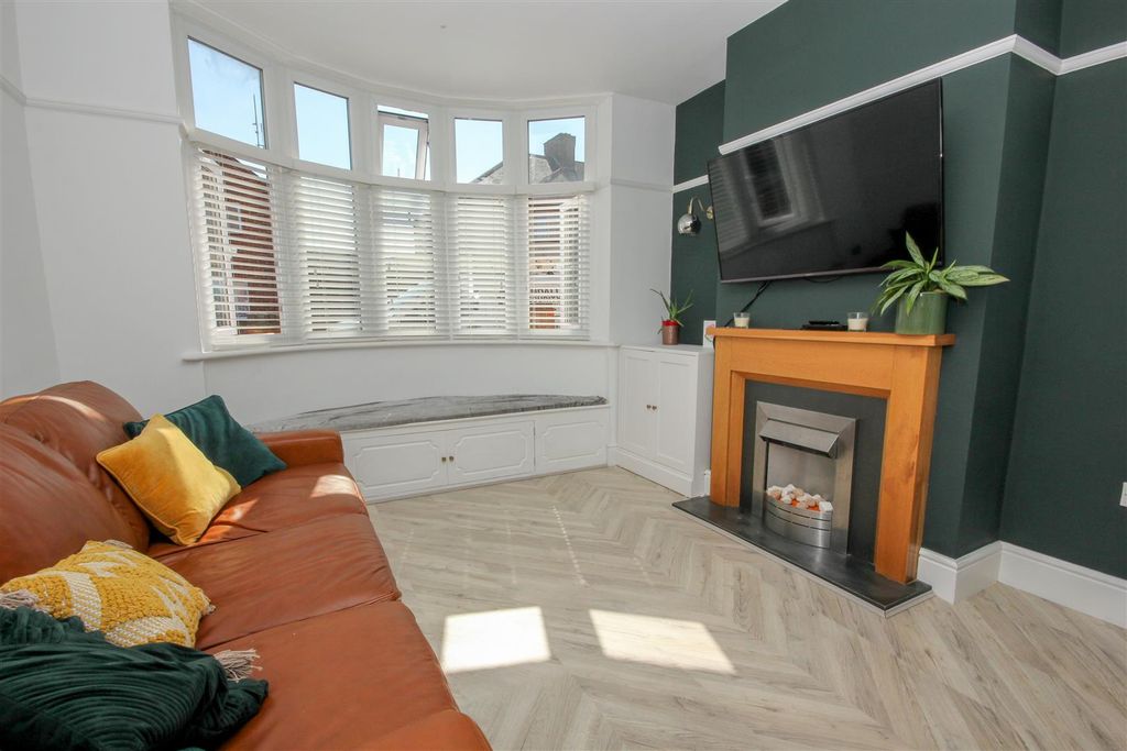 Property photo 3 of 16 Lounge.Jpg
